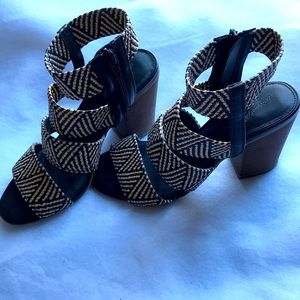 Universal Thread block-heeled sandals in SZ 5.5.  Excellent condition.